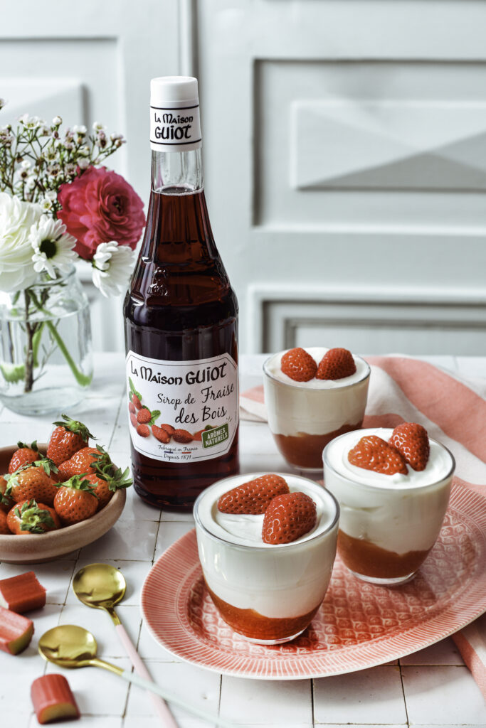 Yaourt à la compotée de rhubarbe et au sirop de Fraise des bois